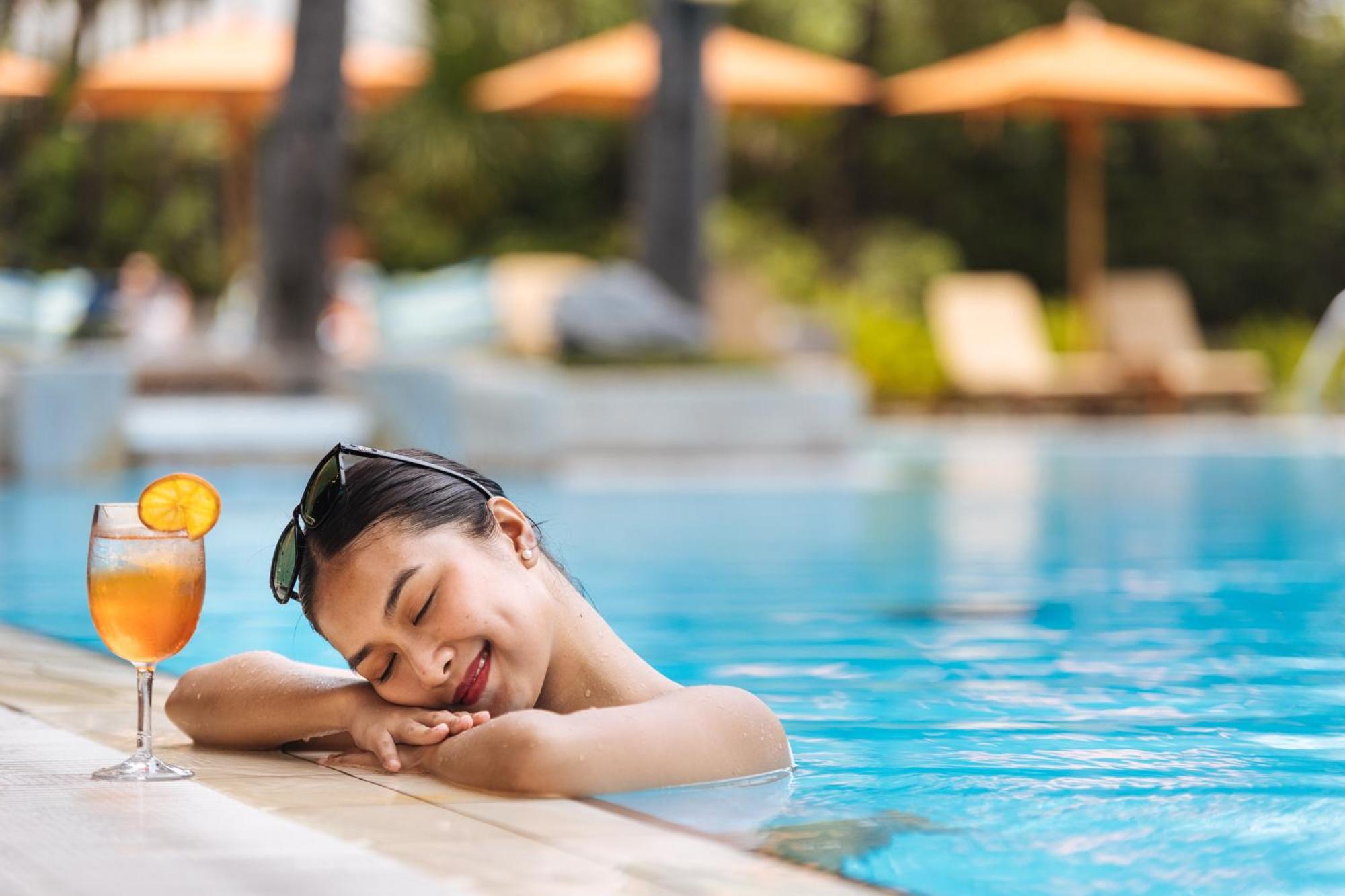 فندق بينينسيولا مانيلا ماكاتي المظهر الخارجي الصورة A woman relaxing at a pool